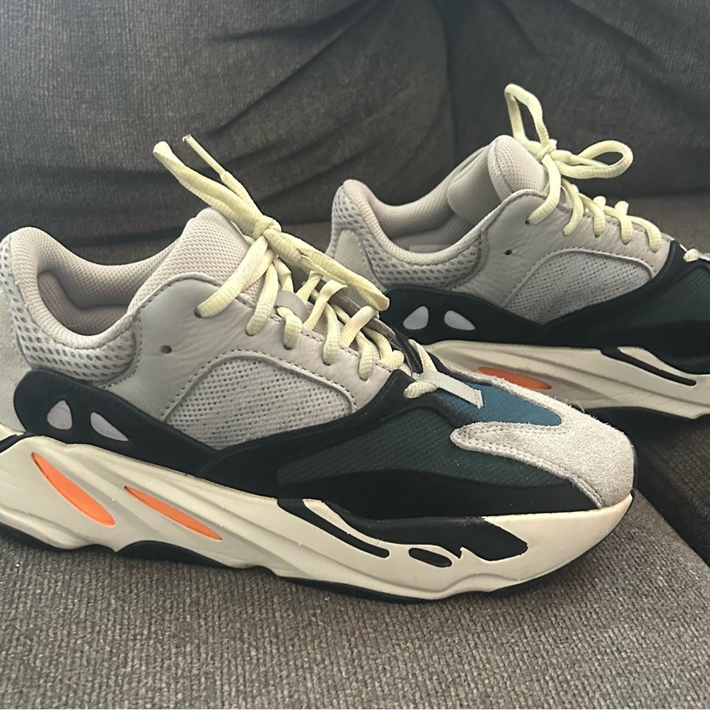 Yeezy 700 Wave Runners Adidas men’s Size 9.5